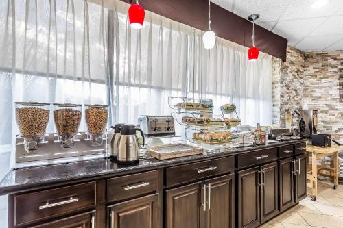 Køkken eller tekøkken på Quality Inn & Suites Salisbury South