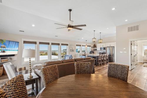 - une salle à manger et un salon avec un canapé et une table dans l'établissement 4052 - Endless Summer, à Kitty Hawk Beach