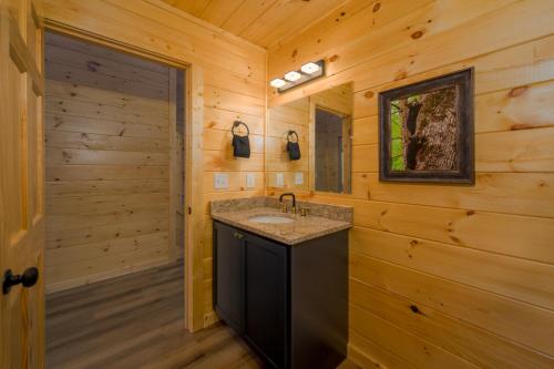 Ảnh trong thư viện ảnh của Sleeps 12 - Cozy 4BR Cabin with Hot Tub, Game Room, Fire Pit & Close to Dollywood ở Sevierville