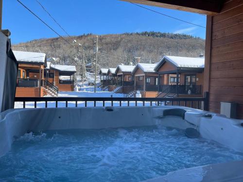 Nespecifikovaný výhled na hory nebo výhled na hory při pohledu z vily