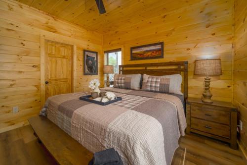 Giường trong phòng chung tại Sleeps 12 - Cozy 4BR Cabin with Hot Tub, Game Room, Fire Pit & Close to Dollywood