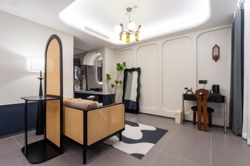 a living room with a mirror and a chair at 茑岛海景潮宿NiaoDao Seaview Hotel in Xiamen