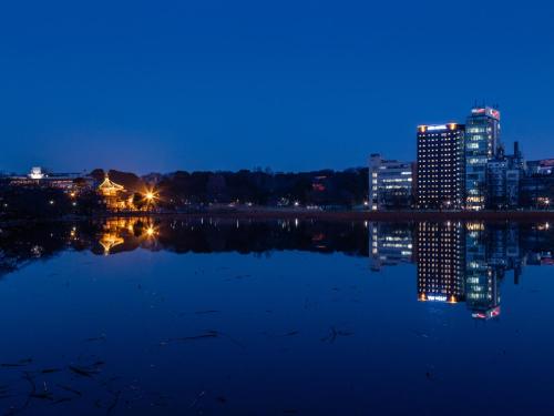 panoramę miasta w nocy z dużym zbiornikiem wody w obiekcie APA Hotel Keisei Ueno Ekimae w Tokio