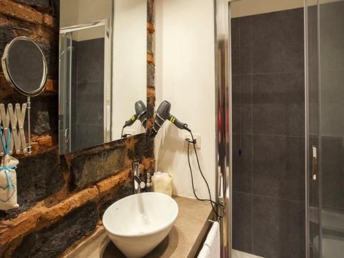 un baño con lavabo y espejo en Antiche Volte, en Catania