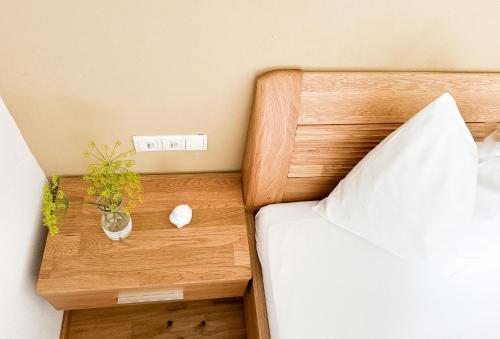 Uma cama ou camas num quarto em Gästehaus Erika - by myNests