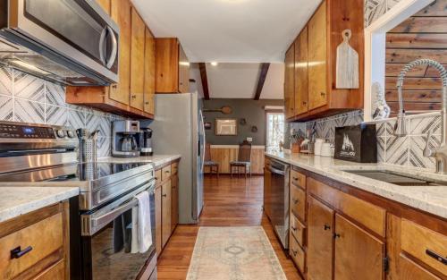 Una cocina o zona de cocina en Cozy Days Hideaway - Modern rustic vibes mountain views