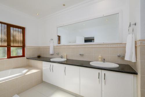 サウスブルームにあるSan Lameer Villa 14209 - 4 Bedroom Deluxe - 8 pax - San Lameer Rental Agencyの洗面台が2つと大きな鏡があるバスルーム