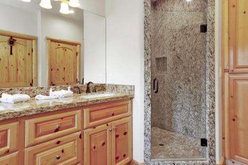 Phòng tắm tại Cornerstone lodge #1559
