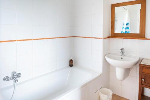 Bilik mandi di Ideal famille et groupe Mas dans les Cévennes Piscine Plages privées Cadre exceptionnel Convivialité Calme Vignoble Parking gratuit Borne électrique Animaux acceptés - Wifi