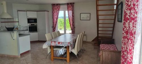 une cuisine et une salle à manger avec une table et des chaises dans l'établissement Le Polder, à Roz-sur-Couesnon