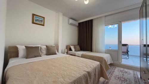 una camera da letto con due letti e vista sull'oceano di Sea&Sun Living a Ulcinj
