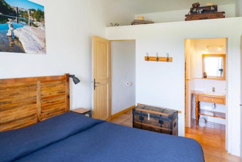 Katil atau katil-katil dalam bilik di Ideal famille et groupe Mas dans les Cévennes Piscine Plages privées Cadre exceptionnel Convivialité Calme Vignoble Parking gratuit Borne électrique Animaux acceptés - Wifi