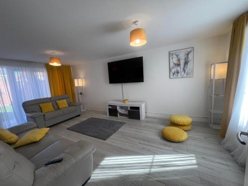 Televisyen dan/atau pusat hiburan di 3 Bedroom House Accommodation near Goodwood