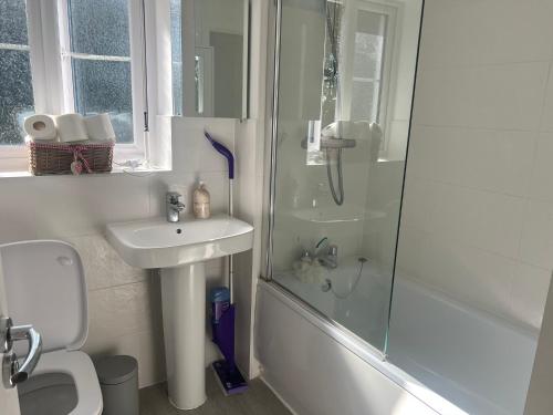 Bilik mandi di 3 Bedroom House Accommodation near Goodwood