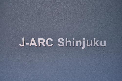 Sijil, anugerah, tanda atau dokumen lain yang dipamerkan di J-ARC Shinjuku