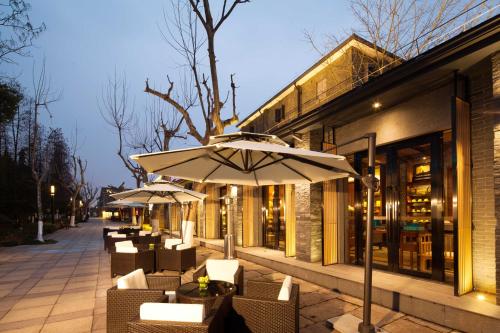 Cheery Canal Hotel Hangzhou - Intangible Cultural Heritage Hotel tesisinde bir restoran veya yemek mekanı