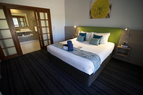 Postel nebo postele na pokoji v ubytování Novotel Vines Resort Swan Valley
