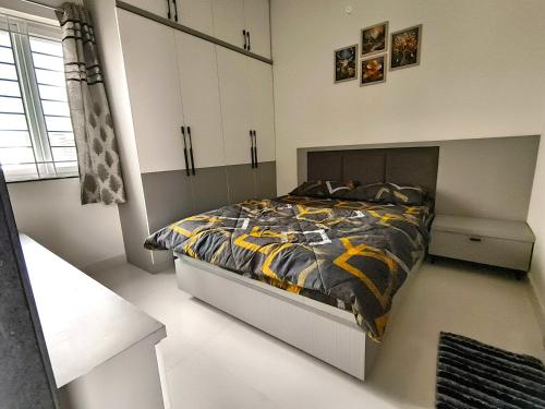 Ένα ή περισσότερα κρεβάτια σε δωμάτιο στο 1 BHK Penthouse Just Launched with Modern Interiors Next to Main Road
