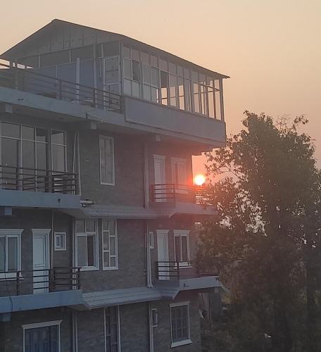 Východ nebo západ slunce při pohledu z hotelu nebo okolí