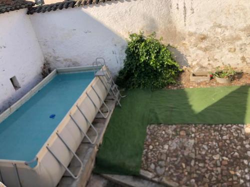 eine Draufsicht auf einen Swimmingpool in einem Garten in der Unterkunft Casa Rural Arco Antico in Navahermosa