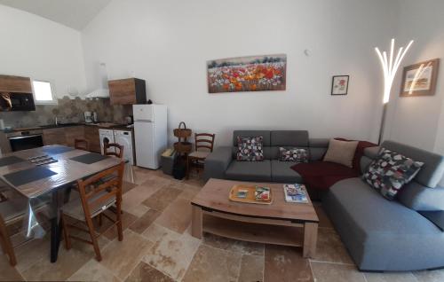 ein Wohnzimmer mit Couch und Tisch in der Unterkunft Gîte Garouille in Saint-Porchaire