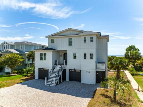 a white house with a garage at 718 Swordfish Road in Fripp Island