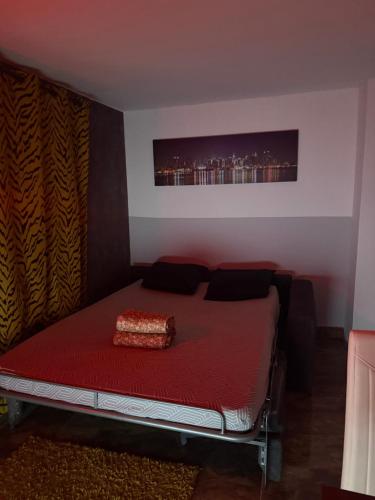 - une chambre avec un lit doté d'un couvre-lit rouge dans l'établissement MINI HERBERGEMENT MORDERNE 1e, à Deuil-la-Barre