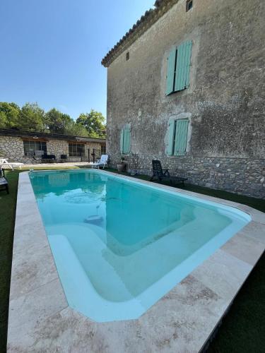 une grande piscine devant un immeuble dans l'établissement superbe gîte avec piscine privée, à Tornac