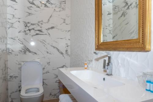 ein weißes Badezimmer mit Waschbecken und Spiegel in der Unterkunft Hotel Restaurante Setos in Motilla del Palancar