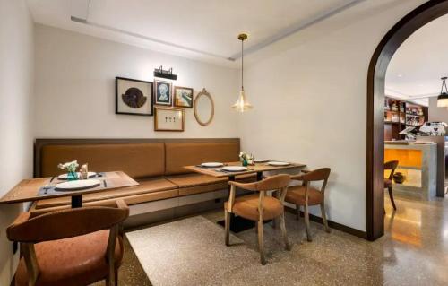 a dining room with a table and chairs at Manxin Hotel - Beijing Zhongguancun University of Technology in Beijing