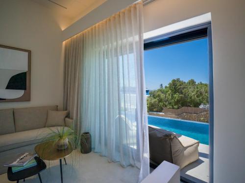 Bazén v ubytování VEZO Suites Mykonos nebo v jeho okolí