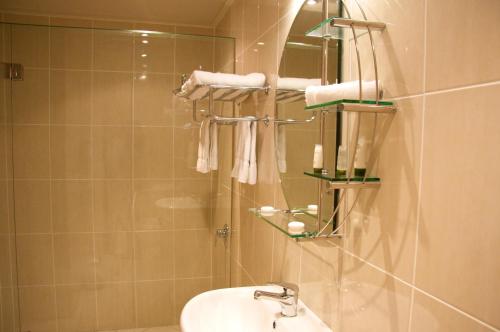 A bathroom at Shangri-La Gardens