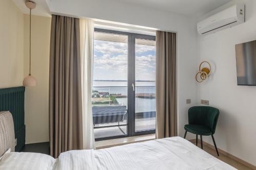 En eller flere senge i et værelse på Lake Sunsets at Verona Residence Mamaia