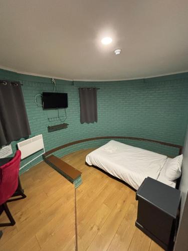 a room with a bed and a tv in it at Stay Inn Express, Cambridge in Cambridge