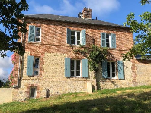 an old brick house with blue shutters at La Daubinière in Saint-Ouen-le-Pin