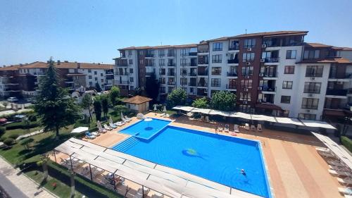 an overhead view of a swimming pool in front of a building at Apolon-7 Sea Breeze Apartment in Nesebar