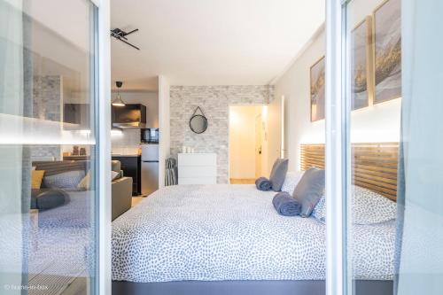 une chambre avec un grand lit avec des oreillers bleus dans l'établissement Le Petit Bussy, 4 pers Disneyland Paris 10min, à Bussy-Saint-Georges