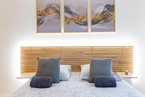 une chambre avec un lit avec deux oreillers dessus dans l'établissement Le Petit Bussy, 4 pers Disneyland Paris 10min, à Bussy-Saint-Georges