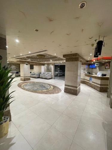 a lobby with a large room with a tv on the ceiling at Sultan awtadHotel فندق اوتاد السلطان العزيزية in Makkah