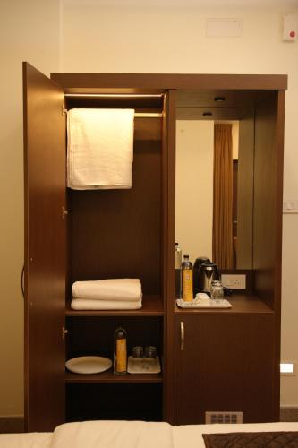 a room with a closet with a bed and a mirror at Jsm Residency Egmore in Chennai