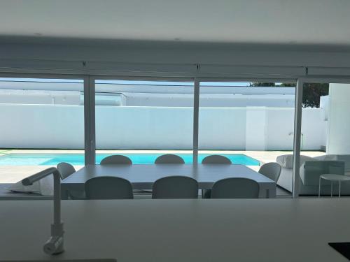a meeting room with a table and chairs at El Paraiso in Hozanejos