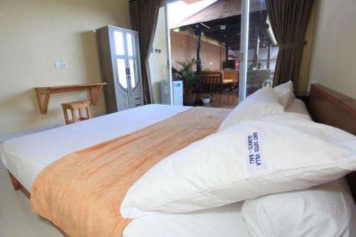 Кровать или кровати в номере Bukit Suites Villa
