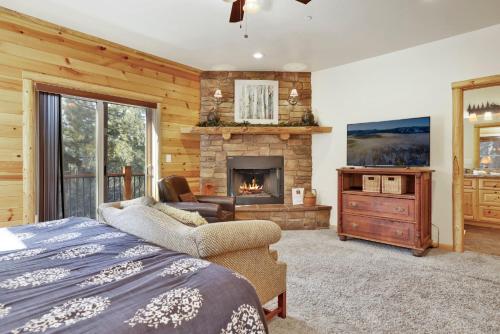 Giường trong phòng chung tại Cornerstone lodge #1559