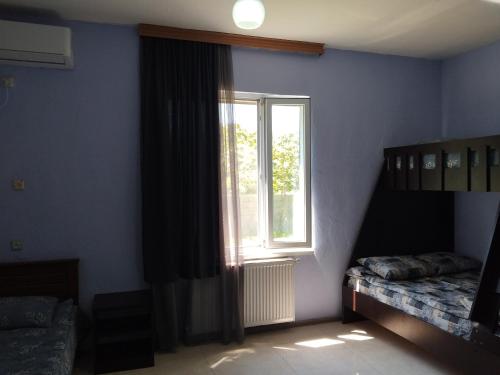 una camera con finestra e letto a castello di Natalia - Bagrationi St # 42 a Kobuleti