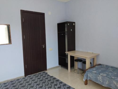 una camera con letto, tavolo e armadio di Natalia - Bagrationi St # 42 a Kobuleti