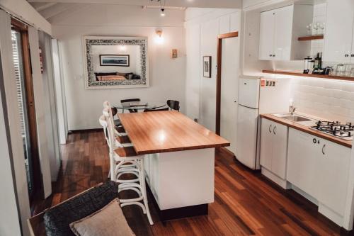 een keuken met een houten aanrecht in een kamer bij #15 Tallow Sands - The Cabin in Suffolk Park