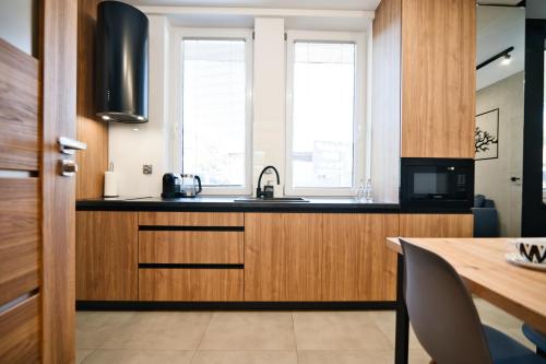 Revel Apartにあるキッチンまたは簡易キッチン