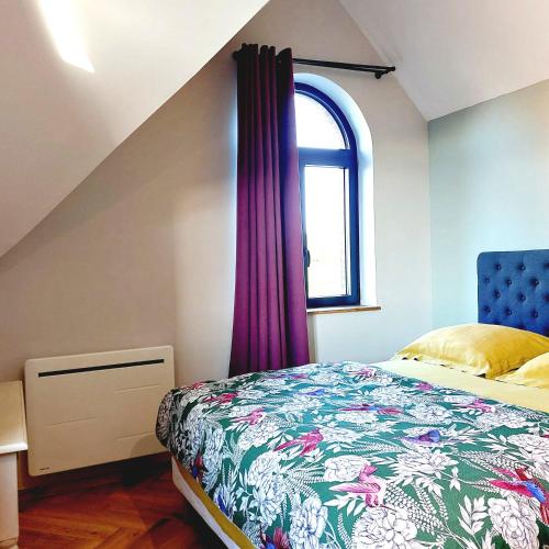 a bedroom with a bed and a window at Gîte Les Jacquemarts Normands in Belmesnil