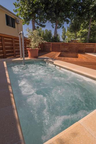 a swimming pool with green water in a backyard at Camping Girasole in Girasole