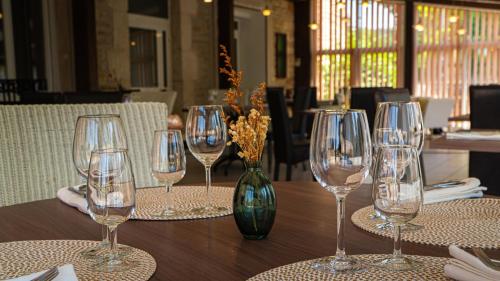 Nápoje v ubytování Logis Hôtel L'Orée des Charmes et son restaurant L'évYdenCe